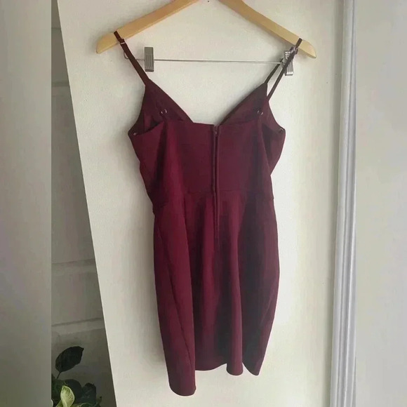 Emerald Sundae Wine Red Bodycon Mini Tulip Dress Size XS V Neck Sleeveless - Picture 5 of 11